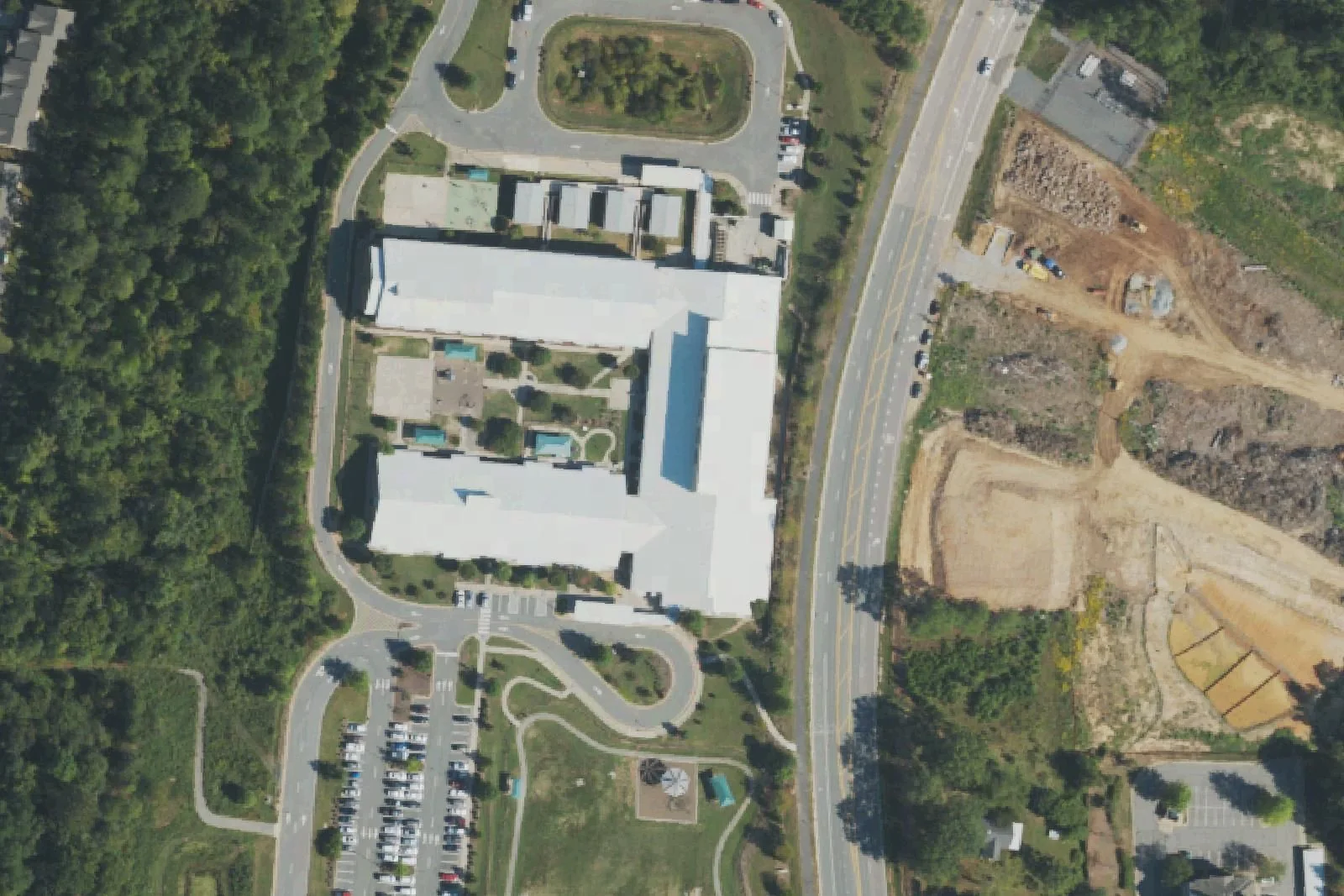 Alston Ridge Elementary School's building and car loop on Green Level Church Road, seen from the air
