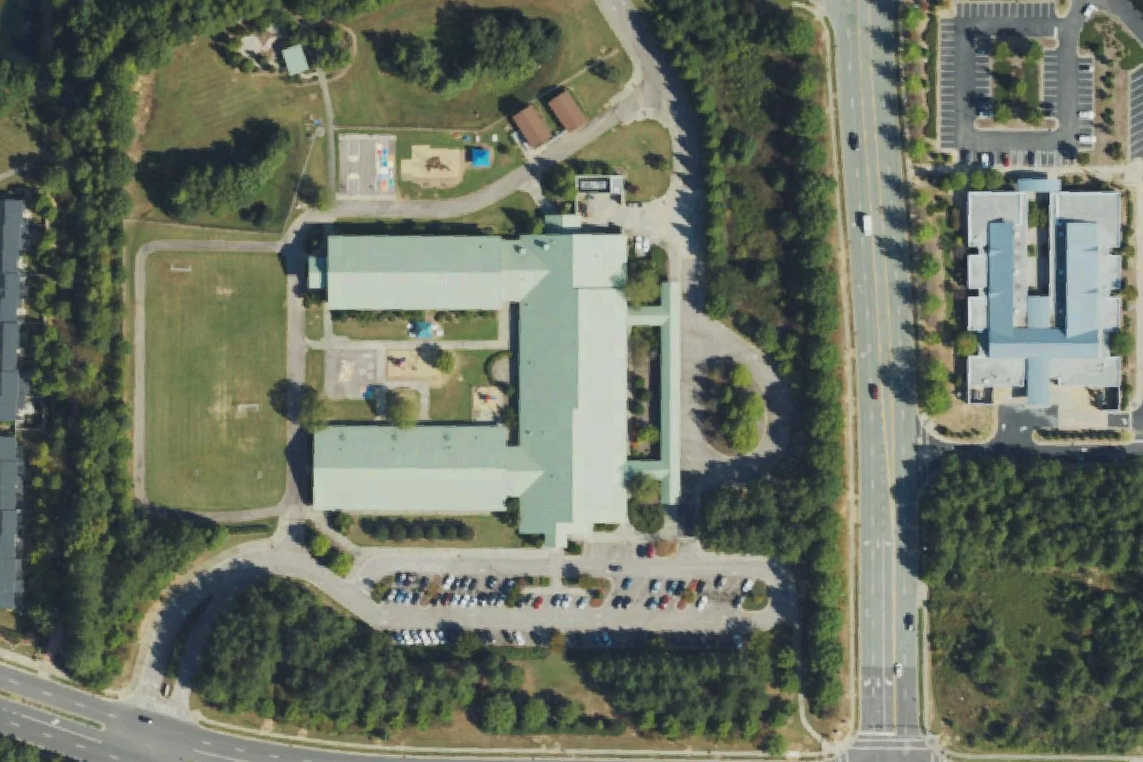 Carpenter Elementary School's courtyard building and field on Morrisville Parkway, seen from the air
