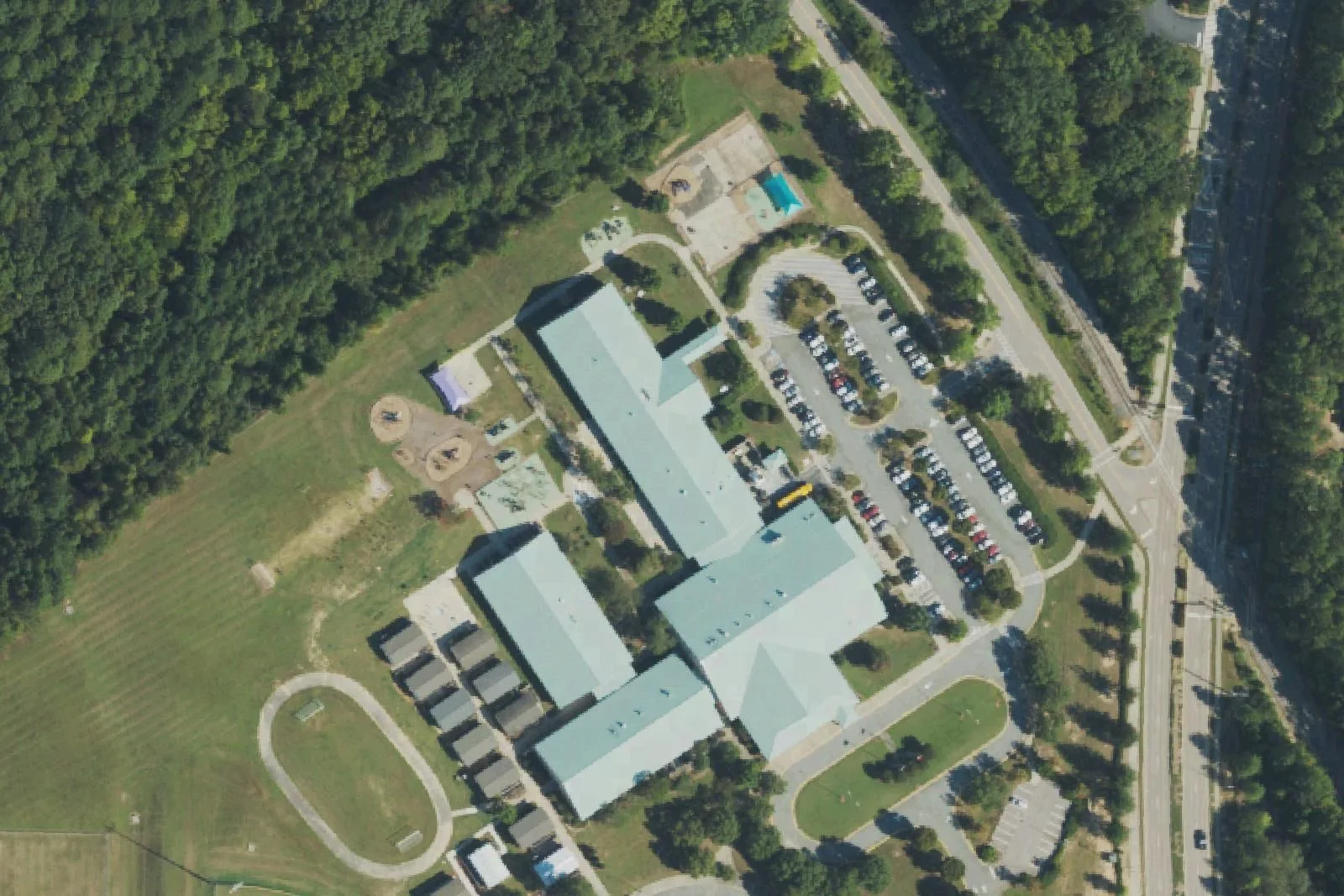 Davis Drive Elementary School's wings, mobile classrooms and field on Davis Drive, seen from the air