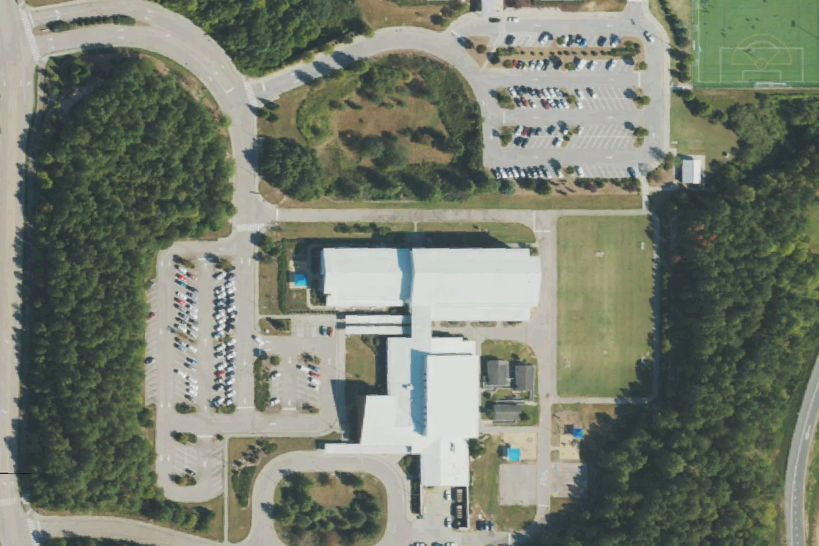 Mills Park Elementary School's building and parking lots on Mills Park Drive, seen from the air